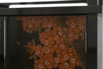 中古　美品　輪島塗り　蒔絵入り　趣ある図柄が目を引く飾り棚(茶棚、戸棚、収納棚)(R-057323)
