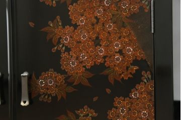 中古　美品　輪島塗り　蒔絵入り　趣ある図柄が目を引く飾り棚(茶棚、戸棚、収納棚)(R-057323)