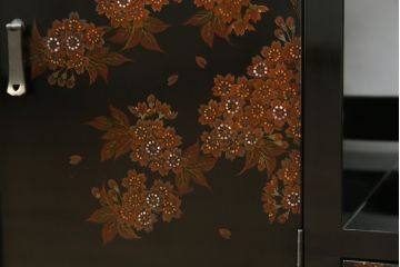 中古　美品　輪島塗り　蒔絵入り　趣ある図柄が目を引く飾り棚(茶棚、戸棚、収納棚)(R-057323)