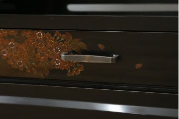 中古　美品　輪島塗り　蒔絵入り　趣ある図柄が目を引く飾り棚(茶棚、戸棚、収納棚)(R-057323)
