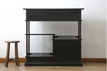 中古　美品　輪島塗り　蒔絵入り　趣ある図柄が目を引く飾り棚(茶棚、戸棚、収納棚)(R-057323)