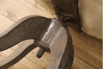 和製アンティーク　脚・アイアン製　大正ロマン　背もたれの透かしがお洒落なドクターチェア(回転椅子、回転イス、アームチェア、デスクチェア)(R-057325)