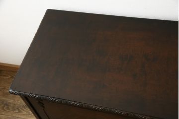 イギリスアンティーク　マホガニー材　落ち着いた色合いと猫脚デザインがクラシカルな雰囲気を高めるサイドボード(サイドキャビネット、戸棚、収納棚)(R-057328)