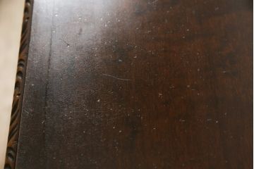 イギリスアンティーク　マホガニー材　落ち着いた色合いと猫脚デザインがクラシカルな雰囲気を高めるサイドボード(サイドキャビネット、戸棚、収納棚)(R-057328)