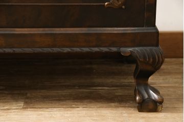 イギリスアンティーク　マホガニー材　落ち着いた色合いと猫脚デザインがクラシカルな雰囲気を高めるサイドボード(サイドキャビネット、戸棚、収納棚)(R-057328)