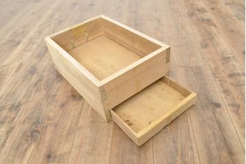 和製アンティーク　前面桐材　落ち着きのある上品な佇まいが魅力的な二段重ね衣装箪笥(チェスト、和タンス、収納箪笥、桐箪笥、桐たんす、引き出し)(R-057329)