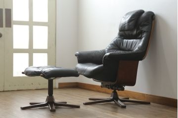 北欧ビンテージ　スウェーデン　G-Mobel社　高級感のある佇まいが魅力的な本革ラウンジチェア+オットマンのセット(一人掛けソファ、1人掛け、アームチェア、レザー、ヴィンテージ)(R-057333)