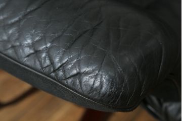 北欧ビンテージ　スウェーデン　G-Mobel社　高級感のある佇まいが魅力的な本革ラウンジチェア+オットマンのセット(一人掛けソファ、1人掛け、アームチェア、レザー、ヴィンテージ)(R-057333)