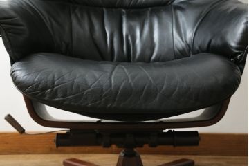 北欧ビンテージ　スウェーデン　G-Mobel社　高級感のある佇まいが魅力的な本革ラウンジチェア+オットマンのセット(一人掛けソファ、1人掛け、アームチェア、レザー、ヴィンテージ)(R-057333)