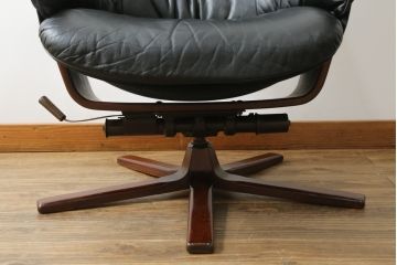 北欧ビンテージ　スウェーデン　G-Mobel社　高級感のある佇まいが魅力的な本革ラウンジチェア+オットマンのセット(一人掛けソファ、1人掛け、アームチェア、レザー、ヴィンテージ)(R-057333)