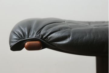 北欧ビンテージ　スウェーデン　G-Mobel社　高級感のある佇まいが魅力的な本革ラウンジチェア+オットマンのセット(一人掛けソファ、1人掛け、アームチェア、レザー、ヴィンテージ)(R-057333)