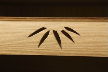 中古　喜代藏作　ゆたん(油単)付き　松竹梅の透かしの意匠が魅力の総桐箪笥(胴丸、桐たんす、着物箪笥、衣装タンス)(定価約150万円)(R-057343)