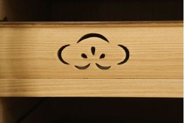 中古　喜代藏作　ゆたん(油単)付き　松竹梅の透かしの意匠が魅力の総桐箪笥(胴丸、桐たんす、着物箪笥、衣装タンス)(定価約150万円)(R-057343)