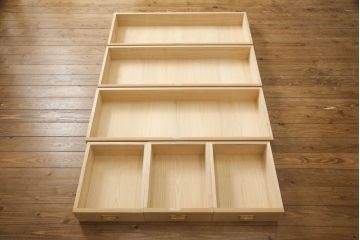 中古　喜代藏作　ゆたん(油単)付き　松竹梅の透かしの意匠が魅力の総桐箪笥(胴丸、桐たんす、着物箪笥、衣装タンス)(定価約150万円)(R-057343)