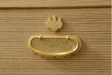 中古　喜代藏作　ゆたん(油単)付き　松竹梅の透かしの意匠が魅力の総桐箪笥(胴丸、桐たんす、着物箪笥、衣装タンス)(定価約150万円)(R-057343)