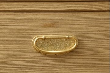 中古　喜代藏作　ゆたん(油単)付き　松竹梅の透かしの意匠が魅力の総桐箪笥(胴丸、桐たんす、着物箪笥、衣装タンス)(定価約150万円)(R-057343)