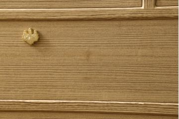 中古　喜代藏作　ゆたん(油単)付き　松竹梅の透かしの意匠が魅力の総桐箪笥(胴丸、桐たんす、着物箪笥、衣装タンス)(定価約150万円)(R-057343)