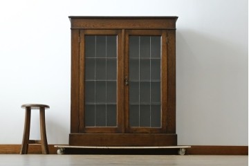 イギリスアンティーク　オーク材　クラシカルな雰囲気を醸し出すステンドグラスブックケース　(R-057344)