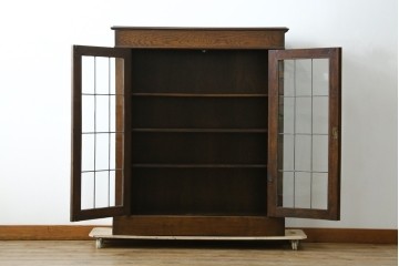 イギリスアンティーク　オーク材　クラシカルな雰囲気を醸し出すステンドグラスブックケース　(R-057344)