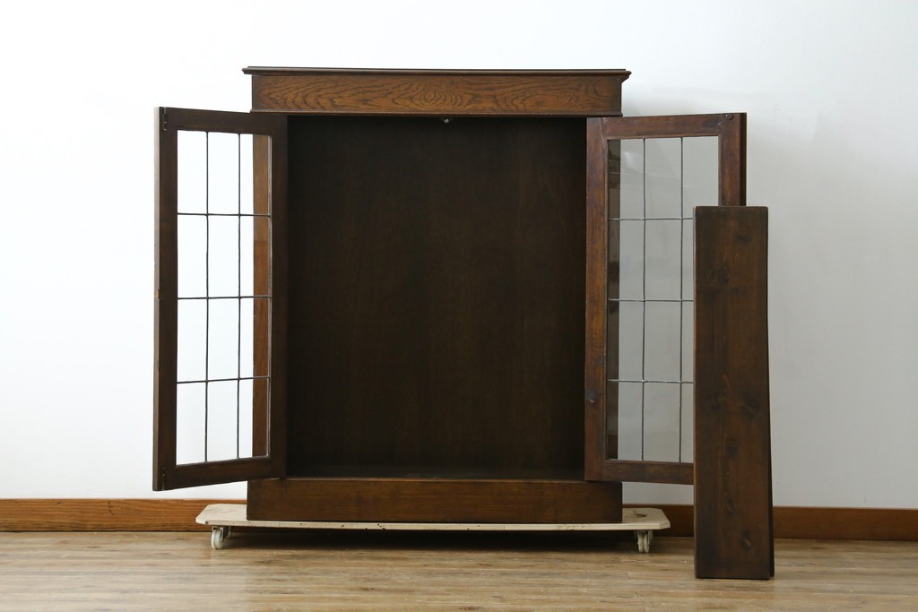 イギリスアンティーク　オーク材　クラシカルな雰囲気を醸し出すステンドグラスブックケース　(R-057344)