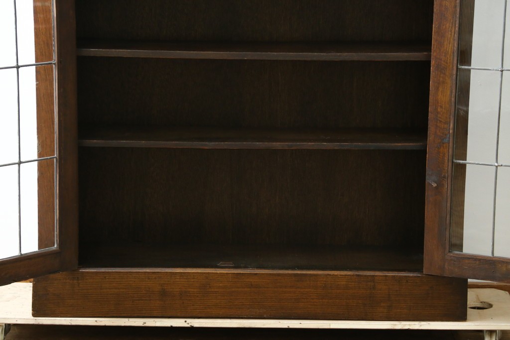 イギリスアンティーク　オーク材　クラシカルな雰囲気を醸し出すステンドグラスブックケース　(R-057344)