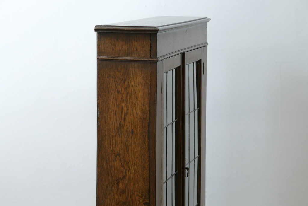 イギリスアンティーク　オーク材　クラシカルな雰囲気を醸し出すステンドグラスブックケース　(R-057344)