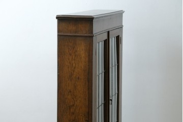 イギリスアンティーク　オーク材　クラシカルな雰囲気を醸し出すステンドグラスブックケース　(R-057344)