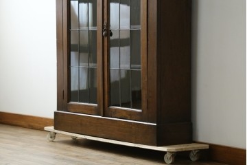 イギリスアンティーク　オーク材　クラシカルな雰囲気を醸し出すステンドグラスブックケース　(R-057344)