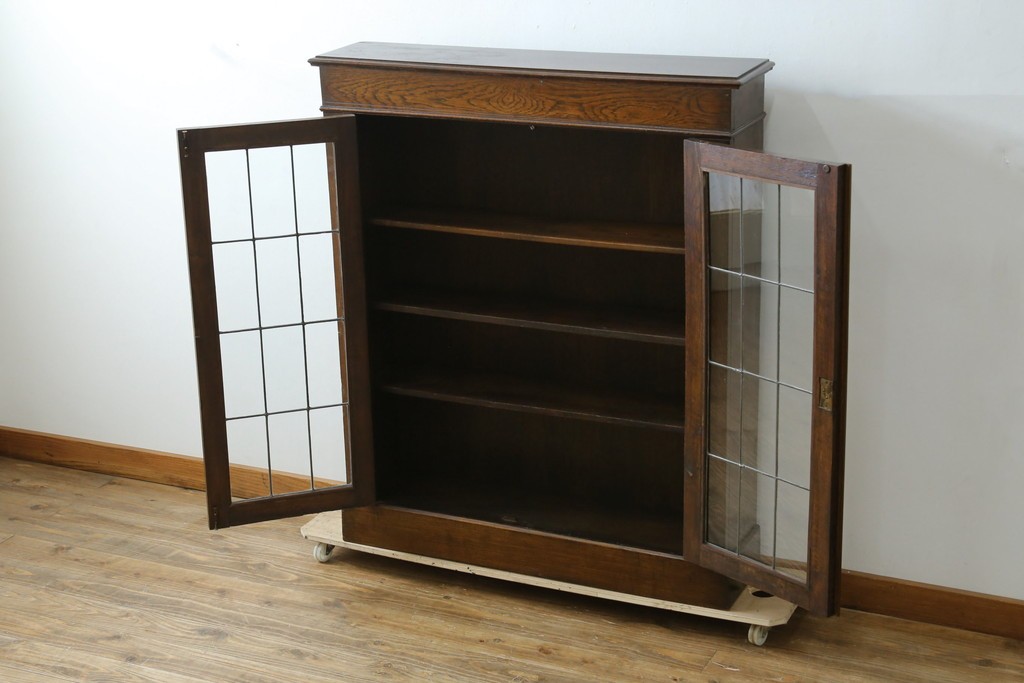 イギリスアンティーク　オーク材　クラシカルな雰囲気を醸し出すステンドグラスブックケース　(R-057344)