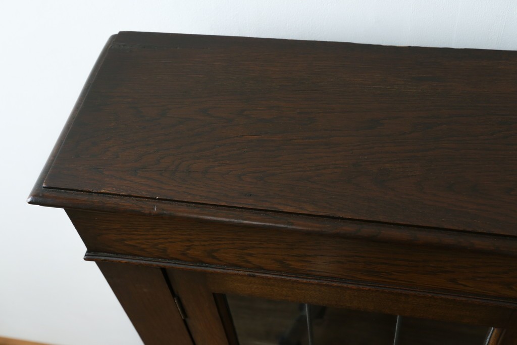 イギリスアンティーク　オーク材　クラシカルな雰囲気を醸し出すステンドグラスブックケース　(R-057344)