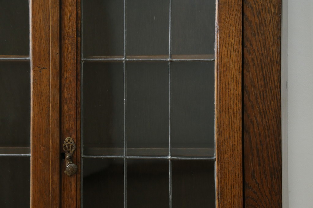 イギリスアンティーク　オーク材　クラシカルな雰囲気を醸し出すステンドグラスブックケース　(R-057344)