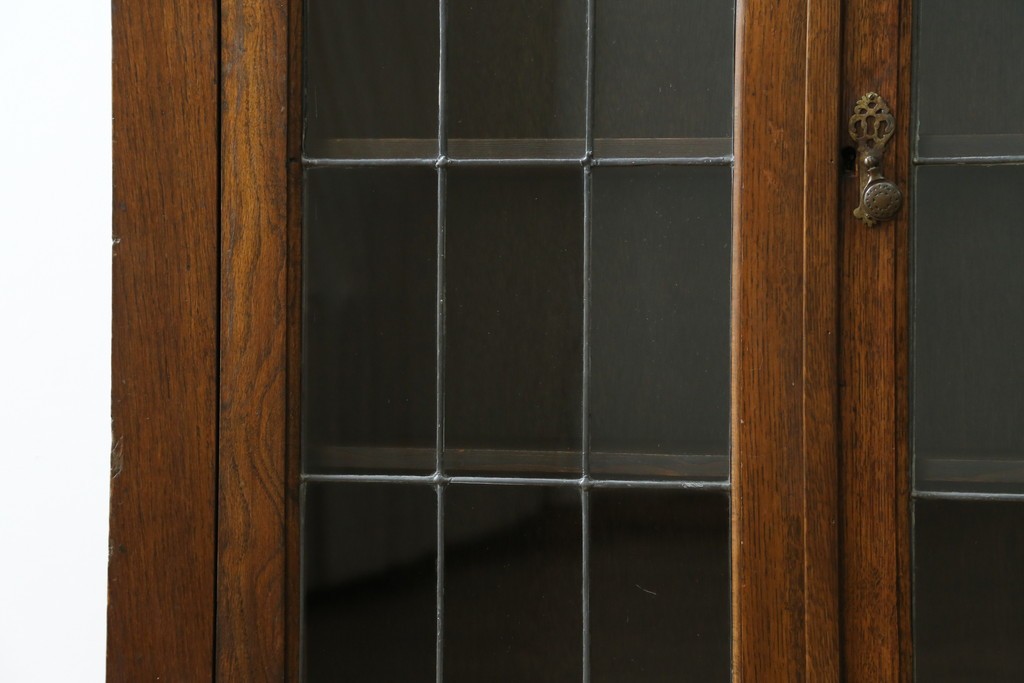 イギリスアンティーク　オーク材　クラシカルな雰囲気を醸し出すステンドグラスブックケース　(R-057344)