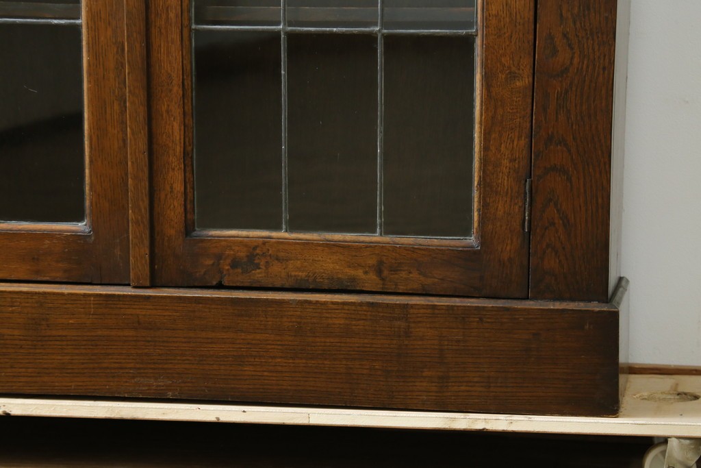 イギリスアンティーク　オーク材　クラシカルな雰囲気を醸し出すステンドグラスブックケース　(R-057344)