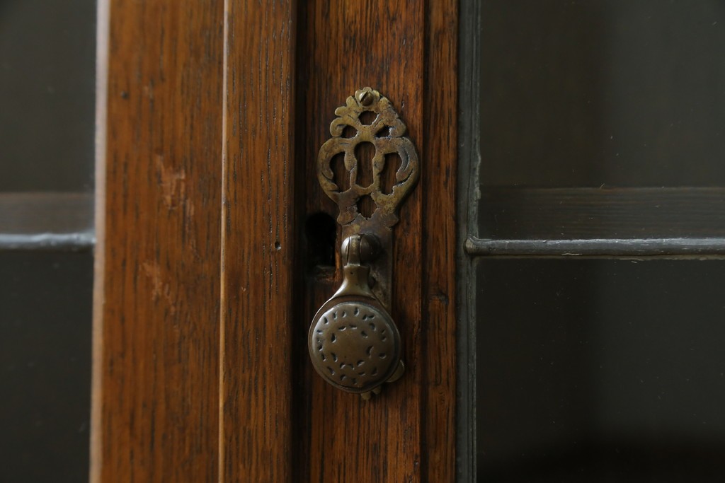 イギリスアンティーク　オーク材　クラシカルな雰囲気を醸し出すステンドグラスブックケース　(R-057344)