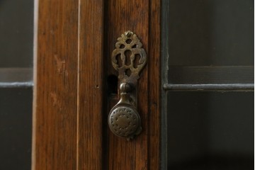 イギリスアンティーク　オーク材　クラシカルな雰囲気を醸し出すステンドグラスブックケース　(R-057344)