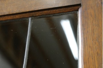 イギリスアンティーク　オーク材　クラシカルな雰囲気を醸し出すステンドグラスブックケース　(R-057344)