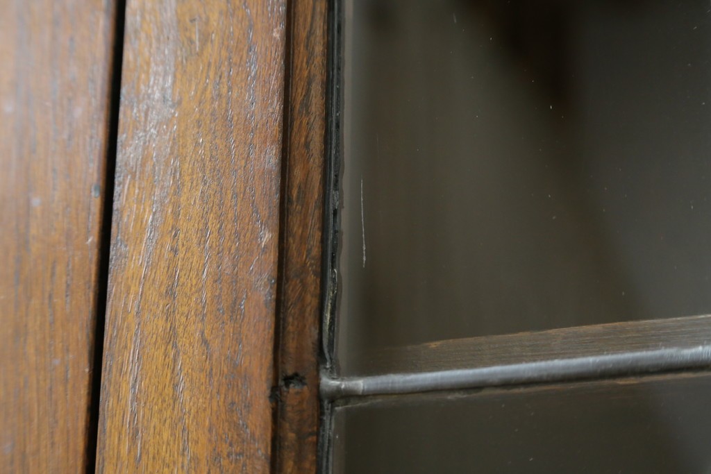 イギリスアンティーク　オーク材　クラシカルな雰囲気を醸し出すステンドグラスブックケース　(R-057344)