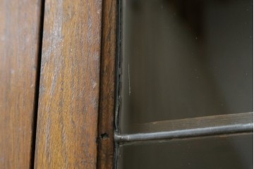 イギリスアンティーク　オーク材　クラシカルな雰囲気を醸し出すステンドグラスブックケース　(R-057344)