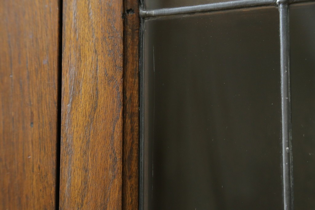 イギリスアンティーク　オーク材　クラシカルな雰囲気を醸し出すステンドグラスブックケース　(R-057344)