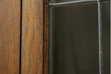 イギリスアンティーク　オーク材　クラシカルな雰囲気を醸し出すステンドグラスブックケース　(R-057344)