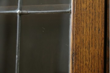 イギリスアンティーク　オーク材　クラシカルな雰囲気を醸し出すステンドグラスブックケース　(R-057344)