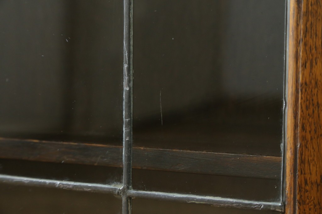 イギリスアンティーク　オーク材　クラシカルな雰囲気を醸し出すステンドグラスブックケース　(R-057344)