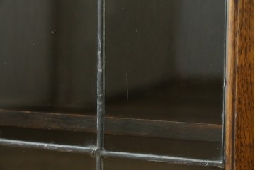 イギリスアンティーク　オーク材　クラシカルな雰囲気を醸し出すステンドグラスブックケース　(R-057344)