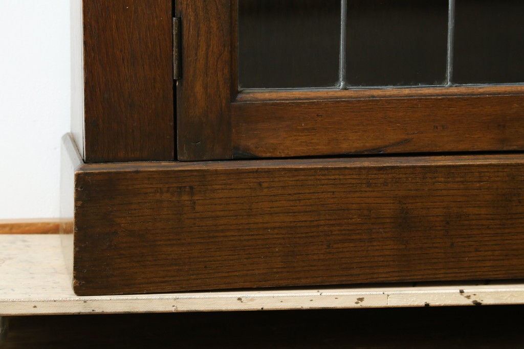 イギリスアンティーク　オーク材　クラシカルな雰囲気を醸し出すステンドグラスブックケース　(R-057344)