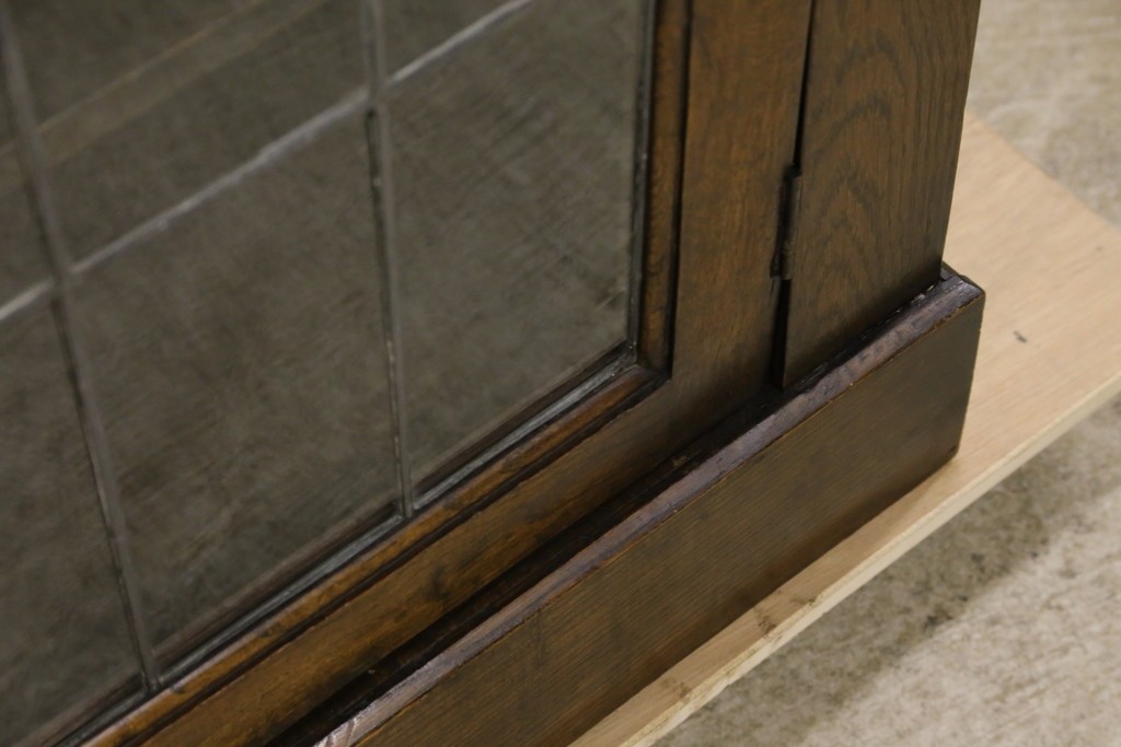 イギリスアンティーク　オーク材　クラシカルな雰囲気を醸し出すステンドグラスブックケース　(R-057344)