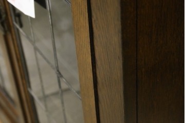 イギリスアンティーク　オーク材　クラシカルな雰囲気を醸し出すステンドグラスブックケース　(R-057344)