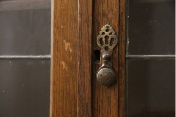 イギリスアンティーク　オーク材　クラシカルな雰囲気を醸し出すステンドグラスブックケース(本箱、本棚、収納棚、戸棚)(R-057344)