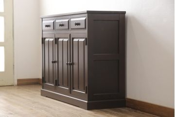 中古　北海道民芸家具　天板リメイク・ヒノキ天板　上品な佇まいが落ち着きのある雰囲気を高めるサイドボード(キャビネット、収納棚、戸棚、サイドキャビネット)(R-057354)