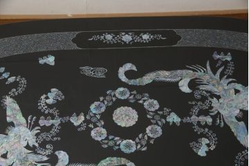 中古　民芸家具　オーバル型　豪華絢爛な螺鈿細工の座卓(定価約67万円)(ローテーブル、センターテーブル)(R-057356)
