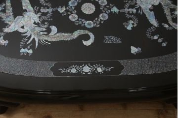 中古　民芸家具　オーバル型　豪華絢爛な螺鈿細工の座卓(定価約67万円)(ローテーブル、センターテーブル)(R-057356)